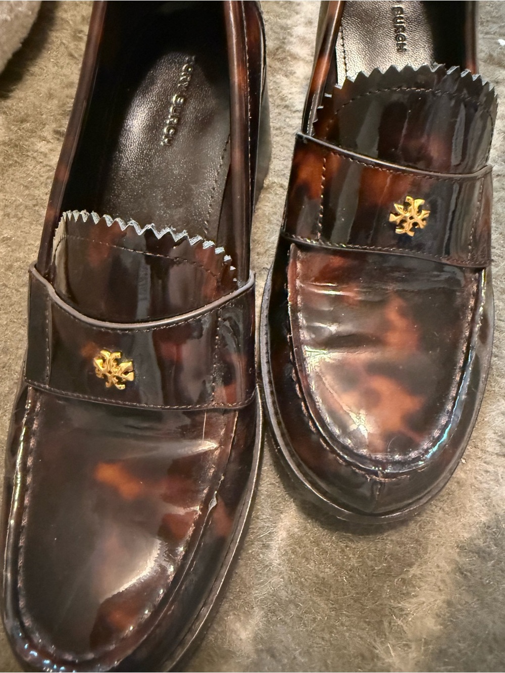 Tory Burch Classic Heeled Loafers in Tortoise Patent - Picture 4 of 9